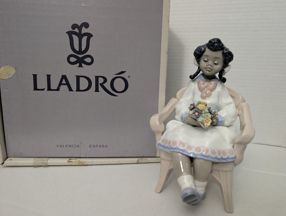 Vintage Lladro Sitting Pretty Modosita De Color Figurine #5699 Spain Boxed